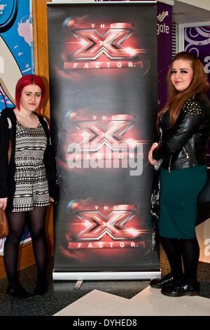 Dundee, Scotland, Regno Unito. 18 Aprile, 2014. X Factor Auditions Wellgate Shopping Center. Questo è Mobile Audition Tour su un arrivato primo servito. Questo anno X Factor auditions verrà in visita a un massiccio 43 paesi e città di tutto il paese. Rebecca Ferguson si unisce a Simon Cowell & Cheryl Cole sono sulla caccia per la prossima superstar pop. Credito: Dundee fotografico / Alamy Live News Foto Stock