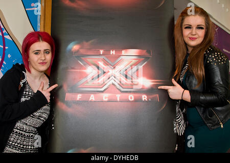 Dundee, Scotland, Regno Unito. 18 Aprile, 2014. X Factor Auditions Wellgate Shopping Center. Questo è Mobile Audition Tour su un arrivato primo servito. Questo anno X Factor auditions verrà in visita a un massiccio 43 paesi e città di tutto il paese. Rebecca Ferguson si unisce a Simon Cowell & Cheryl Cole sono sulla caccia per la prossima superstar pop. Credito: Dundee fotografico / Alamy Live News Foto Stock