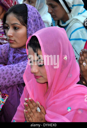 Lahore, Pakistan. Xviii Apr, 2014. Cristiani pakistani frequentare un buon venerdì al servizio di una Chiesa in Pakistan orientale di Lahore, 18 aprile 2014. I credenti cristiani di tutto il mondo contrassegnare la Settimana santa di Pasqua nella celebrazione della crocifissione e resurrezione di Gesù Cristo. Credito: Sajjad/Xinhua/Alamy Live News Foto Stock