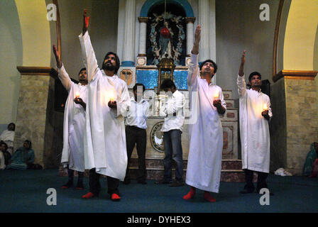 Lahore, Pakistan. Xviii Apr, 2014. Cristiani pakistani eseguire durante un Buon Venerdì al servizio di una Chiesa in Pakistan orientale di Lahore, 18 aprile 2014. I credenti cristiani di tutto il mondo contrassegnare la Settimana santa di Pasqua nella celebrazione della crocifissione e resurrezione di Gesù Cristo. Credito: Sajjad/Xinhua/Alamy Live News Foto Stock