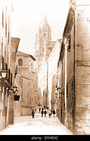 Il fascino storico di Calle Compañía, Salamanca, Castilla y León, Spagna. Foto Stock