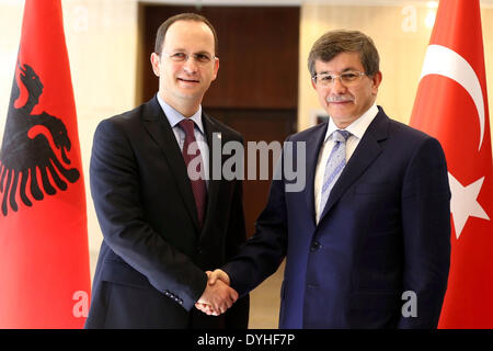 (140418) -- Ankara, 18 aprile 2014 (Xinhua)-- il Ministro degli esteri turco Ahmet Davutoglu (R) si riunisce con il suo omologo albanese Ditmir Bushati ad Ankara, Turchia, 18 aprile 2014. La Turchia ha accolto con favore la decisione per la speciale missione di monitoraggio dell'Organizzazione per la sicurezza e la cooperazione in Europa (OSCE) per assistere le autorità ucraine nell'immediata attuazione di misure concordato nella Dichiarazione di Ginevra, Davutoglu ha dichiarato venerdì. (Xinhua/Mustafa Kaya) Foto Stock