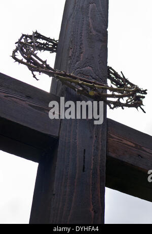 Little Walsingham, Norfolk, Regno Unito. Il 18 aprile 2014. Una corona di spine su una croce di legno per contrassegnare il Venerdì Santo presso la chiesa di Saint Mary, Little Walsingham, Norfolk, Inghilterra, Regno Unito. Credito: Stuart Aylmer/Alamy Live News Foto Stock