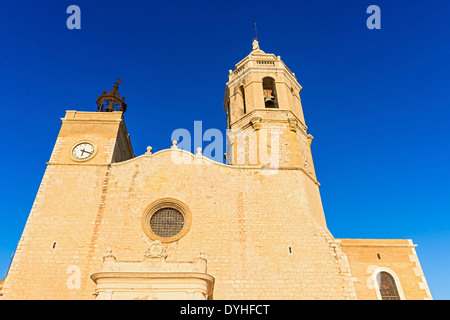 Dominando lo skyline di Sitges in Spagna, la Església de Sant Bartomeu mi Santa Tecla risale al XVII secolo Foto Stock