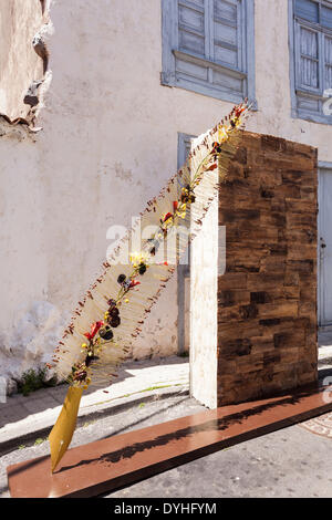 Quill realizzate in filo metallico e fiori come parte delle celebrazioni pasquali a Guia de Isora, Tenerife, Isole Canarie, Spagna. Foto Stock