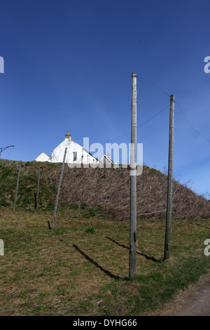 Vecchi pali utilizzati per essiccare le reti da pesca a Cove Bay, città di Aberdeen, Scozia, Regno Unito Foto Stock