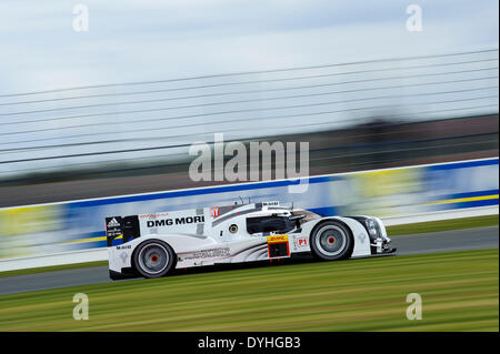 Northampton, Regno Unito. Xviii Apr, 2014. #20 Team Porsche Porsche 919 ibrido di Timo Bernhard (GER)/Mark Webber (AUS)/Brendon Hartley (NZL) in azione durante le prime prove libere al round 1 del 2014 FIA World Endurance Championship dal circuito di Silverstone. Credito: Azione Sport Plus/Alamy Live News Foto Stock