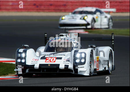 Northampton, Regno Unito. Xviii Apr, 2014. #20 Team Porsche Porsche 919 ibrido di Timo Bernhard (GER)/Mark Webber (AUS)/Brendon Hartley (NZL) in azione durante le prime prove libere al round 1 del 2014 FIA World Endurance Championship dal circuito di Silverstone. Credito: Azione Sport Plus/Alamy Live News Foto Stock