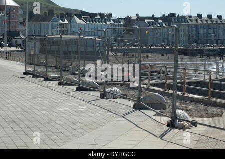 Bank Holiday Pasqua Venerdì 18 Aprile 2014. Ad eccezione di alcuni leggeri lavori di riparazione, Aberystwyth Consiglio aveva fatto buoni sulla loro promessa di fare la passeggiata pronto per i visitatori di Pasqua. Foto Stock