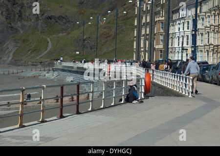 Pasqua Venerdì 18 Aprile 2014. Visitatori (e i loro animali domestici) approfittare del clima mite sulla Aberystwyth promenade. Foto Stock