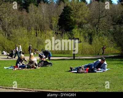 Glasgow, Scotland, Regno Unito. Il 18 aprile 2014. Le famiglie possono usufruire Fresh Spring sunshine il Venerdì Santo a Mugdock Country Park Milngavie Glasgow. Credito: ALAN OLIVER/Alamy Live News Foto Stock