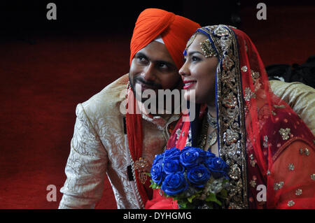 Manila, Filippine. Xviii Apr, 2014. MANILA, Filippine - La sposa e lo sposo posano per una foto dopo le principali cerimonie di nozze Sikh all'interno del Khalsa Diwan Indian tempio sikh a Manila, coincidente con la chiesa cattolica la commemorazione del Venerdì Santo il 18 aprile 2014. Il tempio fu fondato nel 1929, il che lo rende il più antico tempio sikh in questo pre-prevalentemente cattolica romana paese. © George Calvelo/NurPhoto/ZUMAPRESS.com/Alamy Live News Foto Stock