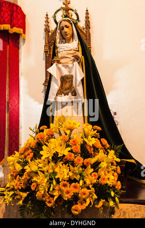 La figura della Madonna tenendo un panno con la testa di Gesù stampati su di essa a Pasqua, decorato con fiori in una chiesa a Guia de Isora, Tenerife, Isole Canarie Foto Stock