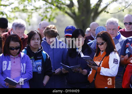 Dublino, Irlanda. Il 18 aprile 2014. Pellegrini ascoltare le letture. L Arcivescovo di Dublino Diarmuid Martin, ha portato a diverse centinaia di pellegrini in corrispondenzà di alcune stazioni della croce' processione attraverso il Parco Phoenix e. Le stazioni con letture e canti e la meditazione dovrebbe ricordarci la passione e la crocifissione di Gesù Cristo. Credito: Michael Debets/Alamy Live News Foto Stock