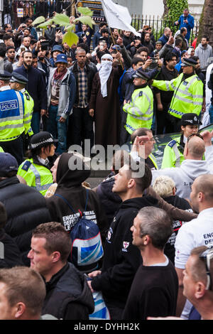 Londra, 18 aprile 2014. Giovani Musulmani e British ala destra anti-islamisti scagliano abusi di ogni altro come Anjem Choudary e il suo Islam4Il gruppo britannico protesta dopo la preghiera del venerdì al Regent's Park moschea, contro 'Cameron's crociate'. Credito: Paolo Davey/Alamy Live News Foto Stock