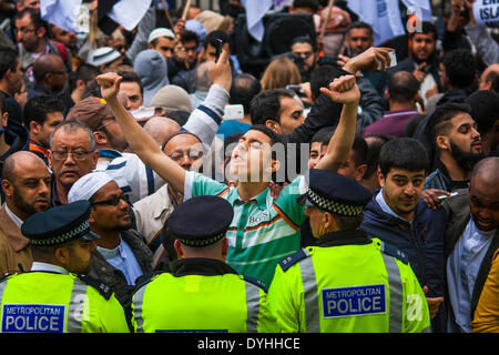 Londra, 18 aprile 2014. Arrabbiato giovani musulmani gesticulate presso British ala destra anti-islamici contro-dimostrazione contro Anjem Choudary e il suo Islam4Il gruppo britannico protesta dopo la preghiera del venerdì al Regent's Park moschea, contro 'Cameron's crociate'. Credito: Paolo Davey/Alamy Live News Foto Stock