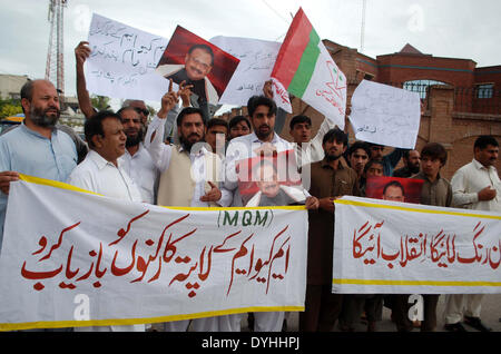 Muttehida movimento Qaumi sostenitori e attivisti protestano contro le uccisioni extra giudiziali e scomparsa forzata del MQM lavoratori, a Peshawar press club Venerdì 18 Aprile, 2014. Foto Stock