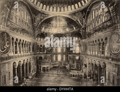 Interno della moschea Ayasofya, originariamente la chiesa di Hagia Sophia, Istanbul, circa 1900 Foto Stock