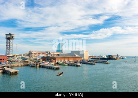 Barcellona, Spagna - 12 Ottobre 2013: vista sul porto e W Barcelona, conosciuto popolarmente come il Hotel Vela (Vela Hotel) a causa della sua Foto Stock