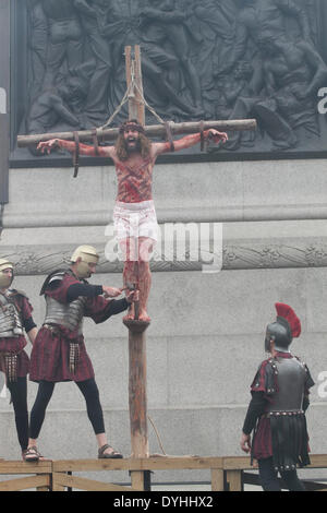 Londra REGNO UNITO. Il 18 aprile 2014. Attori dalla Wintershall i giocatori che sono basati sulla Wintershall Estate in Surrey eseguire la passione di Gesù il Venerdì Santo a Folle a Trafalgar Square a Londra. La produzione di "La Passione di Gesù' include un cast di attori, cavalli, un asino e autentici costumi di soldati romani nel XII legione di l'esercito romano Credito: amer ghazzal/Alamy Live News Foto Stock