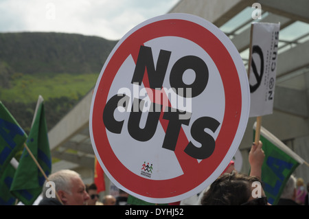 Striscione senza tagli. Un segno per una protesta fuori dal Parlamento scozzese, Holyrood, Arthur Seat, Edimburgo Foto Stock