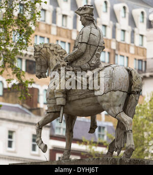 Londra, Regno Unito. Il 18 aprile 2014. Scritto in Soap: un plinto è un progetto internazionale di progetto di arte pubblica dalla londinese artista coreano, Meekyoung Shin. L'artwork ri-crea in soap originale statua equestre del duca di Cumberland che sedeva su uno zoccolo in piazza dal 1770 ed è stata rimossa nel 1868 per politicamente motivate ragioni. Il Cavendish Square zoccolo è stato utilizzato per la prima volta in 144 anni quando il progetto è iniziato nel 2012. Credito: Cecilia Colussi/Alamy Live News Foto Stock