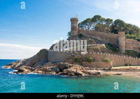 Tossa de Mar, Spagna - 13 ottobre: turistico alla spiaggia e castello medievale a Tossa de Mar, Catalogna, Spagna Costa Brava Foto Stock