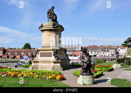 Stratford on Avon - Bancroft riverside gardens - elevata statua commemorativa William Shakespeare - Luce solare - cielo blu sullo sfondo Foto Stock