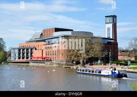 Stratford upon Avon - Fiume Avon - Vista del teatro RSC - Passare il fiume in barca di crociera - sole primaverile - Blu cielo Foto Stock