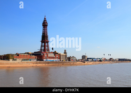 La Blackpool Tower, la passeggiata lungomare e rigenerazione, Blackpool, Lancashire, Inghilterra, Regno Unito. Foto Stock