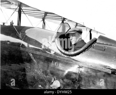 Questa immagine tratta AD ESEMPIO dalla Collezione speciale Leonhardt mostra Leonhardt nella cabina di pilotaggio di un aereo, indossando il suo cappello da pilota. Cattura un momento della storia dell'aviazione, mostrando l'abbigliamento e l'equipaggiamento tipici dei piloti dei primi anni dell'aviazione. Foto Stock