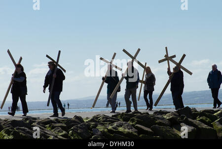 Lago marino, West Kirby, Wirral, Regno Unito. Il 18 aprile 2014. I parrocchiani portano croci di legno intorno al lago marino, West Kirby, Wirral, UK Credit: Martin acque/Alamy Live News Foto Stock