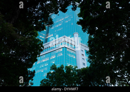 Vista serale della moderna scintillante centro business con architettura a torre di stile. Fanale acceso in blu le finestre di vetro. Foto Stock