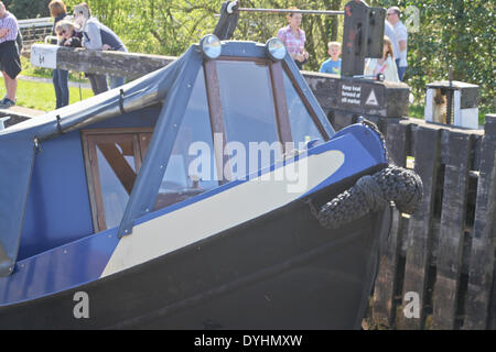 Chorley, Lancashire, Regno Unito. Il 18 marzo 2014. Canal Barge collegato a massa sulla serratura cill dopo fallimento di bloccaggio. Credit: Sue Burton/Alamy Live News Foto Stock