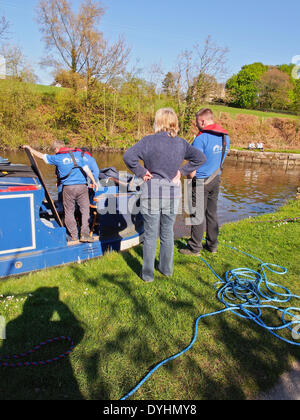 Chorley, Lancashire, Regno Unito. Il 18 marzo 2014. Canal barge liberato e floating nuovamente dopo il canal errore blocco Credit: Sue Burton/Alamy Live News Foto Stock