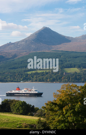 Brodick traghetti e goatfell arran Foto Stock