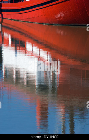 La riflessione del rimorchiatore lungo il fiume Ohio in Utica, Indiana Foto Stock