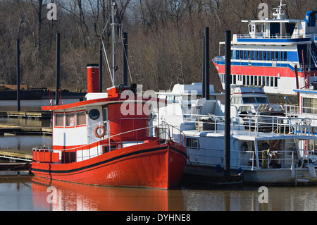 Rimorchiatore e la sua riflessione riflessione sul Fiume Ohio in Utica, Indiana Foto Stock