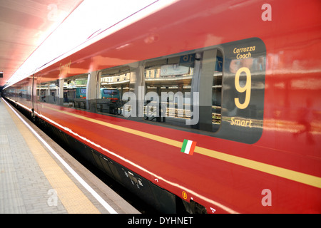 Italo di carri in alla stazione ferroviaria di Porta Garibaldi (Milano). carri vista. Foto Stock