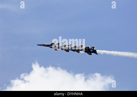 Blue Angels F/A-18 jet da combattimento della Pratica per Thunder su Louisville Louisville, nel Kentucky Foto Stock