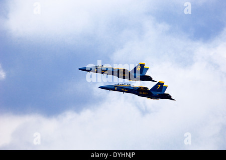 Blue Angels F/A-18 jet da combattimento della Pratica per Thunder su Louisville Louisville, nel Kentucky Foto Stock