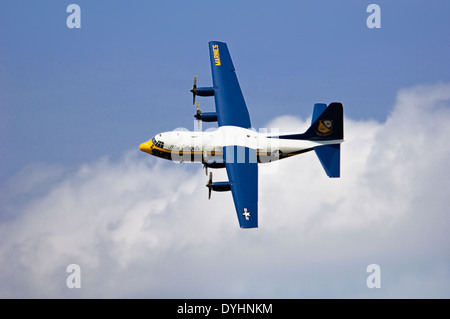 Blue Angels C-130 Hercules pratica per tuono su Louisville Louisville, nel Kentucky Foto Stock