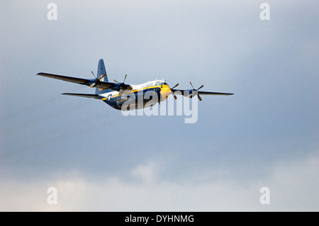 Blue Angels C-130 Hercules pratica per tuono su Louisville Louisville, nel Kentucky Foto Stock