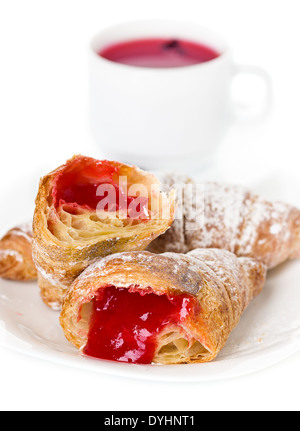 Tazza di tè di ibisco e croissant Foto Stock