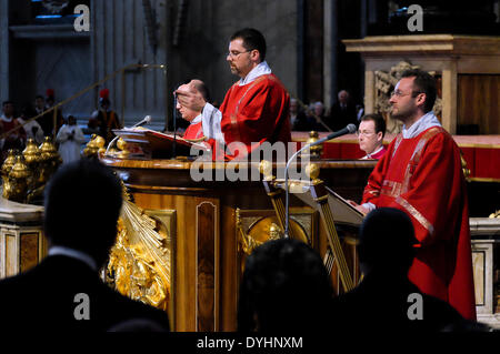 Roma, Italia. 18 Aprile 2014la Santa Messa della Passione di Cristo - 18 Aprile 2014 Credit: Davvero Facile Star/Alamy Live News Foto Stock