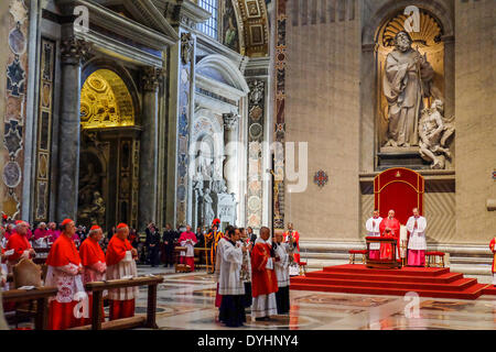 Roma, Italia. 18 Aprile 2014la Santa Messa della Passione di Cristo - 18 Aprile 2014 Credit: Davvero Facile Star/Alamy Live News Foto Stock