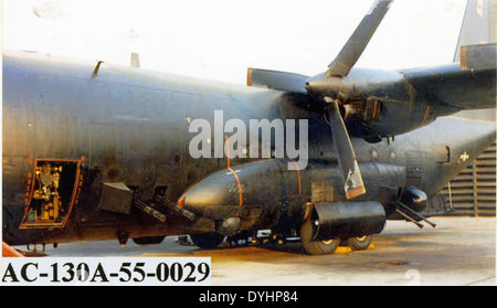 Questa fotografia mostra il Lockheed AC-130A, seriale 55-0014, del 711th Special Operations Squadron nel maggio 1991. L'AC-130 è una variante armata del C-130 Hercules, progettata per missioni di supporto aereo ravvicinato e di attacco al suolo. Foto Stock