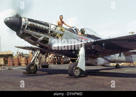 Il North American P-51D Mustang, numero di serie 44-15340, servì con il 2nd Air Combat Group durante l'ultima parte della seconda guerra mondiale. Pilotato da Jack Canary, questo aereo giocò un ruolo critico nelle campagne aeree alleate in India tra la fine del 1944 e l'inizio del 1945. Foto Stock
