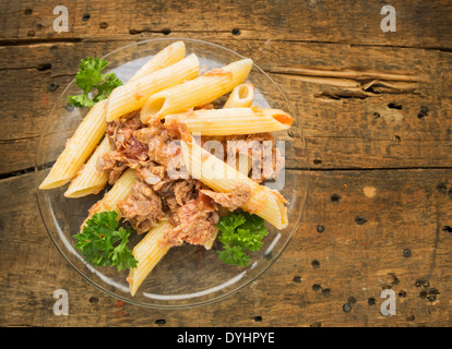 La pasta con il sugo di tonno su legno vecchio Foto Stock