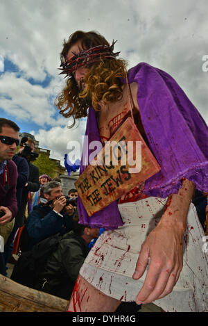 Londra, Regno Unito. Il 18 aprile 2014. Immagine mostra:l'attore James Burke-Dunsmore della Wintershall giocatori esegue in 'La Passione di Gesù " il Venerdì Santo a Folle a Trafalgar Square, il 18 aprile 2014 a Londra, Inghilterra. La Wintershall giocatori sono basati sulla Wintershall Estate in Surrey ed eseguire diversi biblica produzioni teatrali all'anno. La loro produzione di "La Passione di Gesù' include un cast di 80 attori, cavalli, un asino e autentici costumi di soldati romani nel XII legione di l'esercito romano Buon Venerdì, 2014 Data ; 18/04/2014 Credit: Jules annan/Alamy Live News Foto Stock